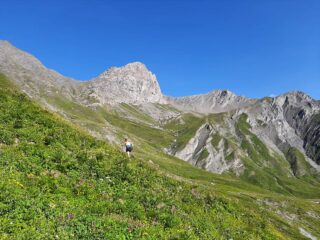 Verso il passo di Ciabrera, ben visibile a sx del Pelvo