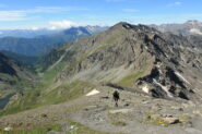 il tratto finale sullo spartiacque soustra/vallanta. In basso a sinistra il Rifugio Vallanta