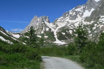 il canale ancora pieno di neve (e qualche pietra) che permette di scendere fin sotto il rifugio