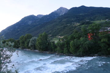 attraversamento della Dora al Pont Suaz, 3000 metri più in alto a sinistra della Becca di Nona si scorge l'Emilius