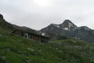 il rifugio Arbolle con la punta Garin alle spalle