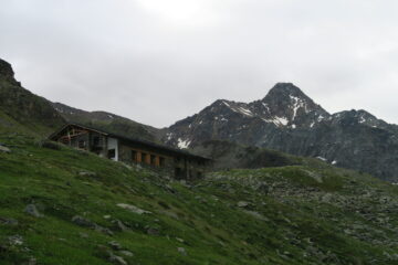 il rifugio Arbolle con la punta Garin alle spalle