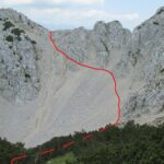 La pietraia d'accesso vista dalla cima