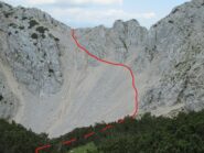 La pietraia d'accesso vista dalla cima