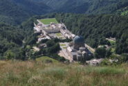 Il Santuario di Oropa visto salendo, all’uscita dal bosco presso l’Alpeggio del Giass Comune