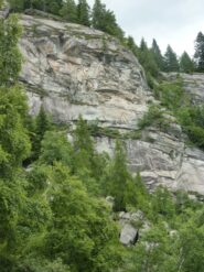 Zoom su settore alto di cui si nota il tetto in basso a destra e placca rosa (ancora più a destra)