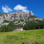 Il Rifugio Lunelli visto dal parcheggio.