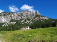Il Rifugio Lunelli visto dal parcheggio.