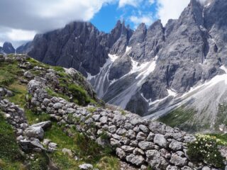 Resti di trincee con Cima Bagni e Campanile di Popera sullo sfondo.