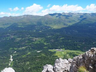Il Passo di Monte Croce Colemico visto dalla cima.
