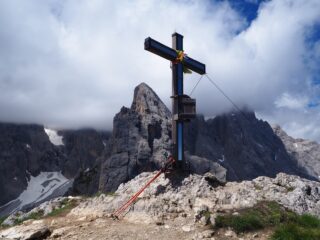 La bella croce di vetta con la Pala di Popera in secondo piano.