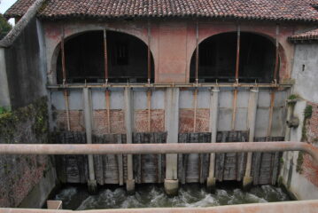 L’edificio di presa e le paratie del Roggione di Sartirana