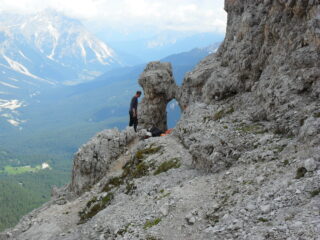 Caratteristico portale all'uscita della via
