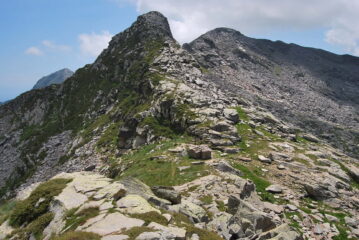 Si scende al Colle della Balma di Oropa, sullo sfondo il Monte Rosso