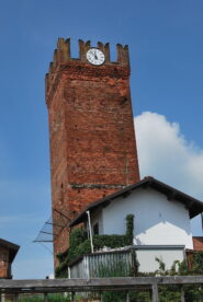 La Torre dei Visconti, a Palestro scendendo al Sesia