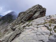 Scendendo verso il Colle della Barma, l’inizio dei tratti attrezzati aggirati alla base