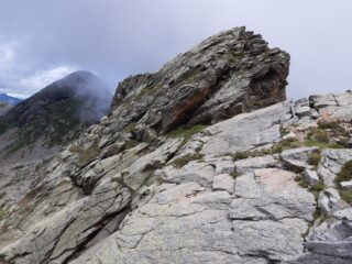 Scendendo verso il Colle della Barma, l’inizio dei tratti attrezzati aggirati alla base