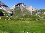 Lo spettacolo ai piedi dell' Aiguille de Bonalex dai prati dell'alpe omonima.