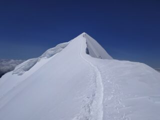 La cresta finale. Dall'ultimo fittone verso la cima.