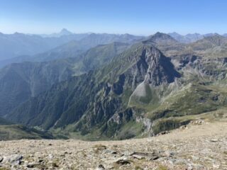 Vista su Viso e cascata del Pis dalla cresta finale