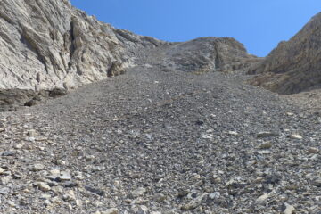 Ultimo canale da risalire, ripido e faticoso. Decidiamo di salire la cresta sulla dx.