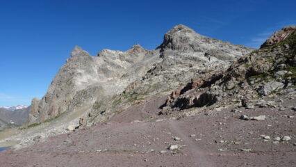 Col Termier con sentiero di salita a dx nei massi