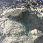 Partenza della via con la targa commemorativa.