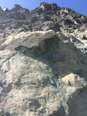 Partenza della via con la targa commemorativa.