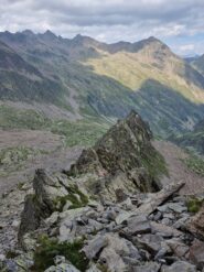 vista della cresta integrale quando ormai con facile camminata andavamo a incrociare il sentiero 
