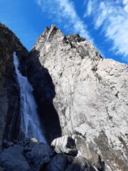 Ambiente spettacolare, la via precorre il filo di cresta sulla destra.