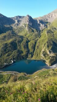 Il lago di Malciaussia visto salendo i ripidi pendii erbosi