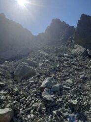 Il canale che conduce alla vetta visto dal basso