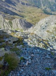 Salendo laggiù  in fondo il bivacco 