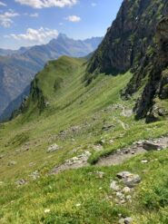 Il bel sentiero che dal colle delle boine porta al bivacco isoardi. 
