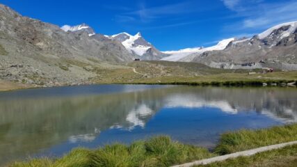 Il rifugio visto dal lago Stellisee