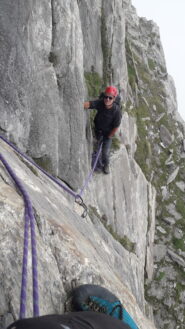 un passo di IV nella parte centrale della parete..