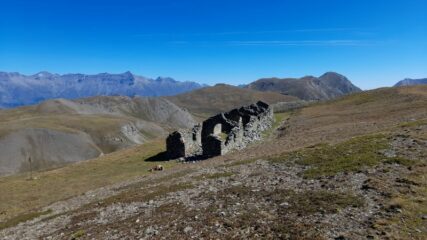 I ruderi sotto la cima