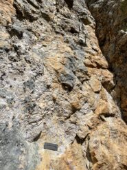 Attacco della via con cordone e targhetta 