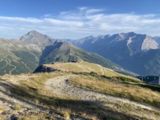 Inizio discesa dalla cima lungo il versante sud