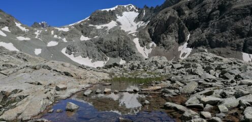 La punta Kurz si rispecchia nel laghetto