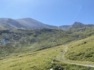Il vallone alto di discesa col colle in fondo