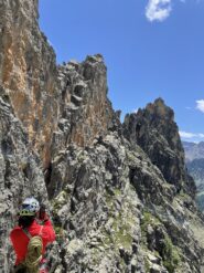Dalla forcella, ben visibile la croce della Provenzale e la punta Figari 
