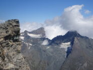 La Bessanese spunta dalla nuvolaglia di giornata