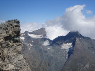 La Bessanese spunta dalla nuvolaglia di giornata