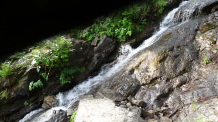 ruscello da attraversare passando dal basso