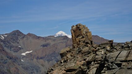 la cuspide sommitale e il Monte Bianco