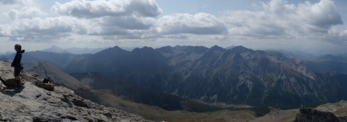 Panorama sulla valle Argentera (Punta Ramiere è la più a sx. della cresta in primo piano) e sullo sfondo il Monviso.