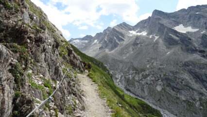 Il facile tratto un po' esposto attrezzato con mancorrenti.