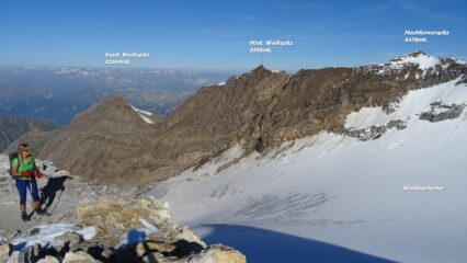 Sbuchiamo sulla cresta, il panorama si apre sulla valle glaciale sottostante.