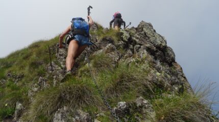 Sul tratto più esposto attrezzato con catene .
